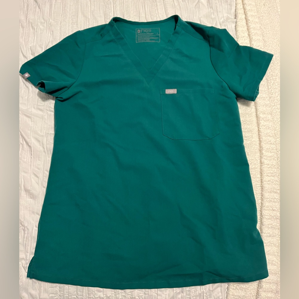 Women’s hunter green Catarina- One-pocket scrub top. Color hunter green